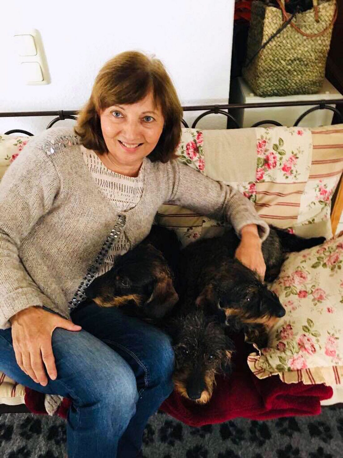 Die Hundehalterin mit Andi, Athos und Bella - ihrer Dackelfamilie. Die Hundehalterin mit Andi, Athos und Bella - ihrer Dackelfamilie.