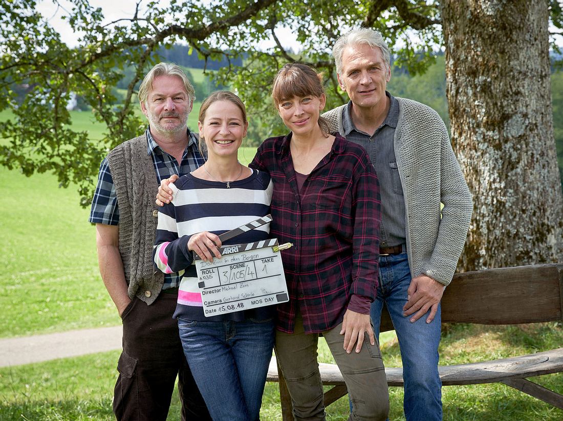 Max Herbrechter als Lorenz Huber, Catherine Bode als Marie Huber, Theresa Scholze als Lisa Huber und Walter Sittler als Sebastian Leitner in Daheim in den Bergen. Max Herbrechter als Lorenz Huber, Catherine Bode als Marie Huber, Theresa Scholze als Lisa Huber und Walter Sittler als Sebastian Leitner in Daheim in den Bergen.