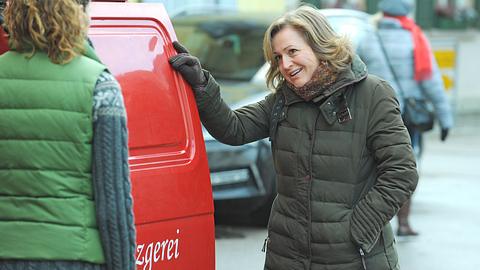 Vroni Brunner, gespielt von Senta Auth, lehnt bei Dahoam is Dahoam an einem Lieferwagen. - Foto: BR/Marco Orlando Pichler