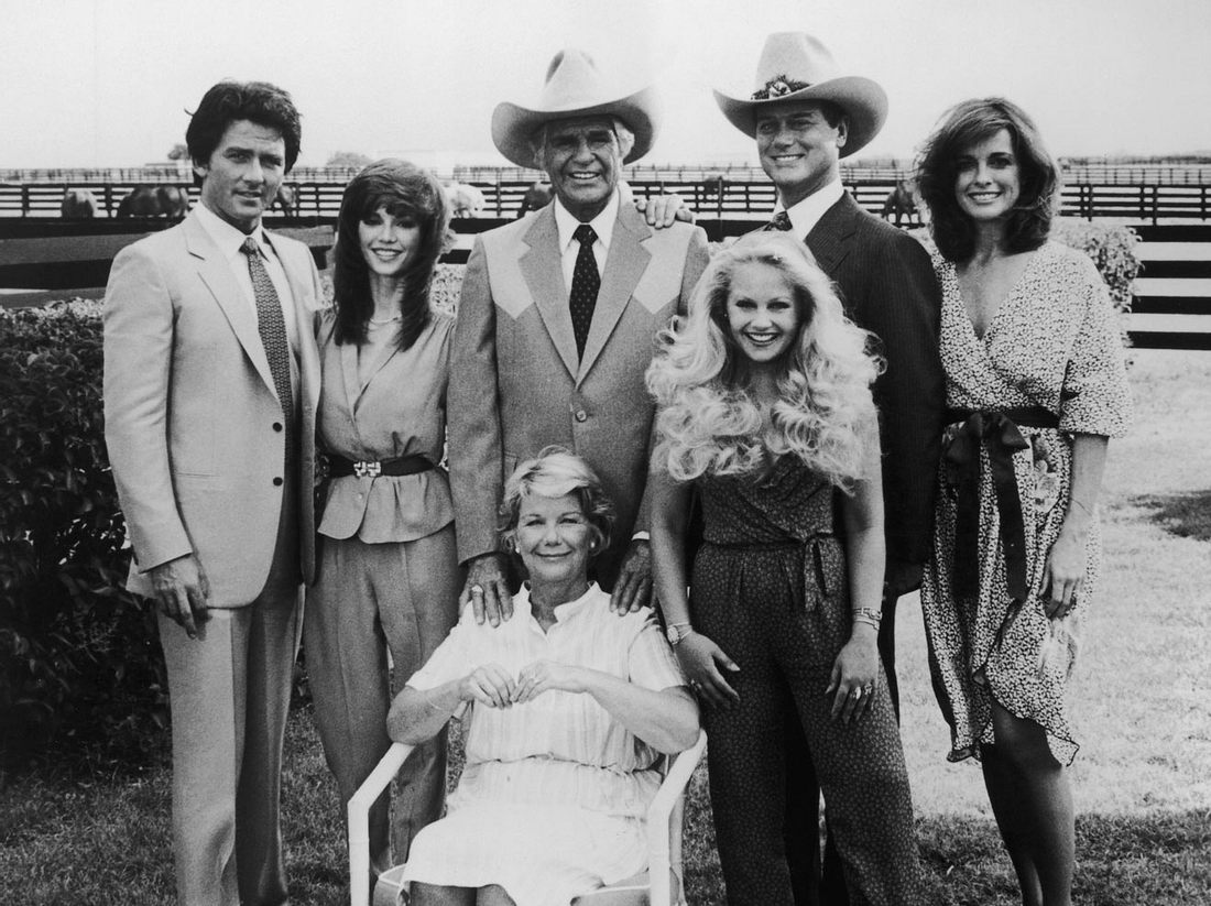 Die 'Dallas'-Stars von links: Patrick Duffy, Victoria Principal, Jim Davis,
Charlene Tilton, Larry Hagman, Linda Gray, Barbara Bel Geddes (sitzend). Das waren die Darsteller der Serie Dallas.