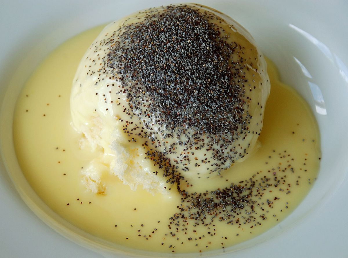 Schwäbische Dampfnudel mit Vanillesoße und Mohn.