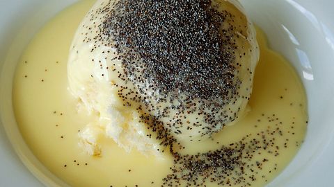 Schwäbische Dampfnudel mit Vanillesoße und Mohn. - Foto: picture_garden / iStock