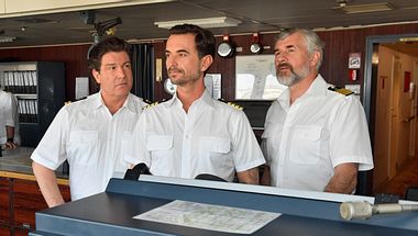 Die Das Traumschiff-Crew. - Foto: ZDF und Dirk Bartling