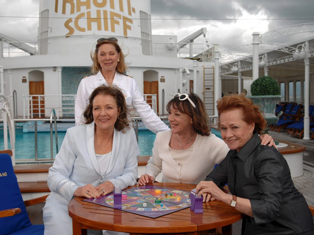 In dieser Szene auf dem Traumschiff erhält Beatrice (Heide Keller 2.v.l.) Besuch
von drei ehemaligen Schulfreundinnen Vera (Gila von Weitershausen, l.), Anne
(Heidelinde Weis, 2.v.r.) und Renate (Gertraud Jesserer, r.). Szene aus Das Traumschiff