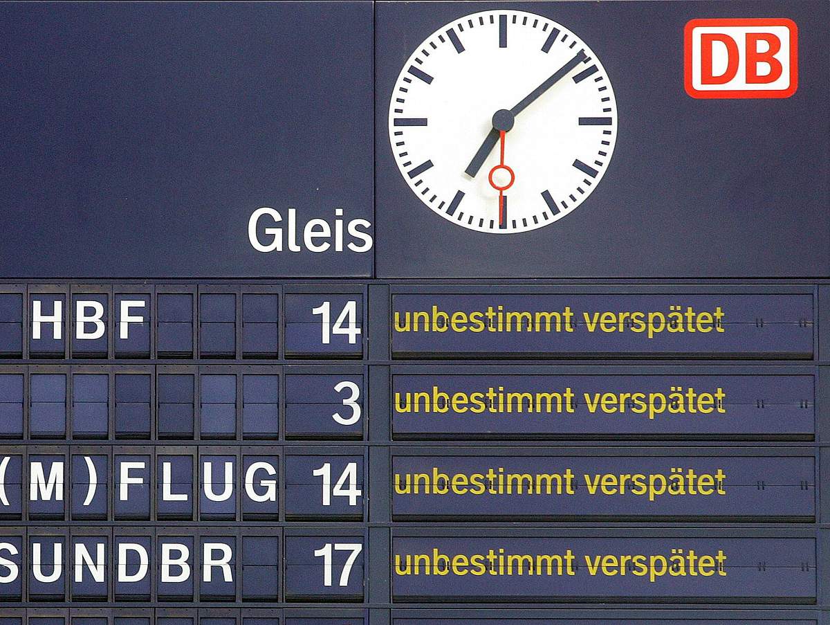 Anzeigetafel der Deutschen Bahn mit der Information über verspätete Züge.