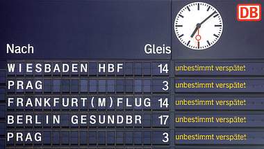 Anzeigetafel der Deutschen Bahn mit der Information über verspätete Züge. - Foto: IMAGO / momentphoto / Robert Michael