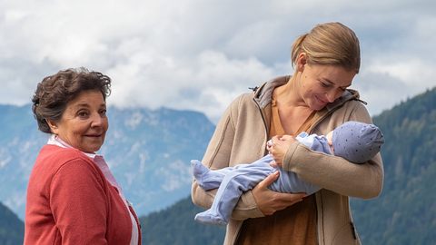 Lisbeth und Anne begrüßen Martins Sohn. - Foto:  ZDF/Erika Hauri