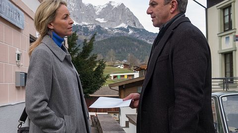 Simone Hanselmann als Anne und Hans Sigl als Martin in Der Bergdoktor. - Foto: ZDF / Erika Hauri