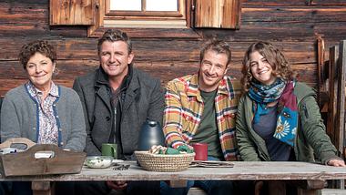 Die Bergdoktor-Crew. - Foto:  ZDF/Stefanie Leo