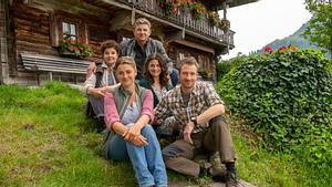 Der Hauptcast der beliebten Serie Der Bergdoktor: Lisbeth Gruber (Monika Baumgartner), Anna Meierling (Ines Lutz, Dr. Martin Gruber (Hans Sigl), Lilli Gruber (Ronja Forcher), Hans Gruber (Heiko Ruprecht). - Foto: ZDF / Erika Hauri