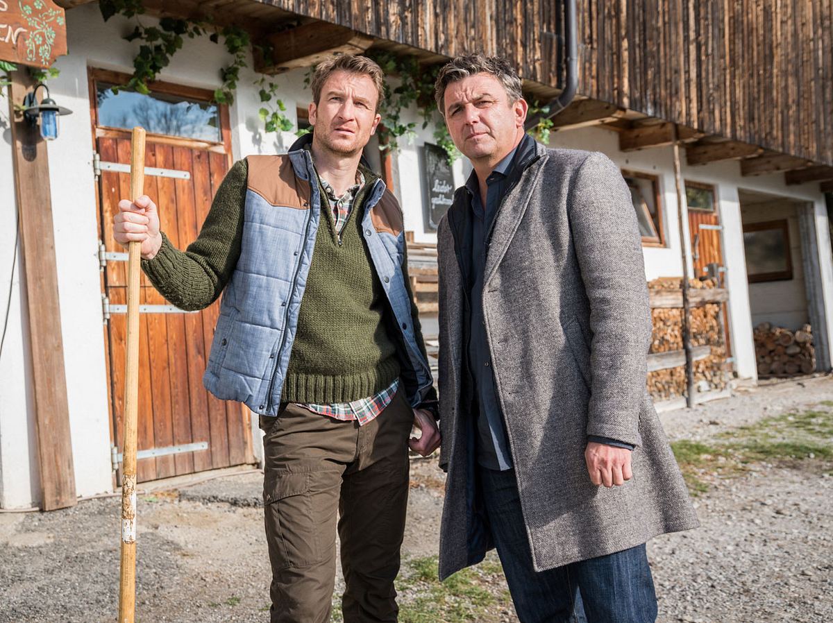 Heiko Ruprecht als Hans und Hans Sigl als Martin in 'Der Bergdoktor'.