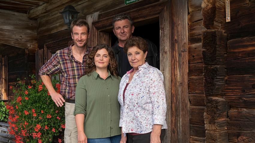 Auch in Staffel 18 wieder dabei: Hans Gruber (Heiko Ruprecht), Lilli (Ronja Forcher), Martin (Hans Sigl) und Lisbeth (Monika Baumgartner) - Foto: ZDF/Erika Hauri