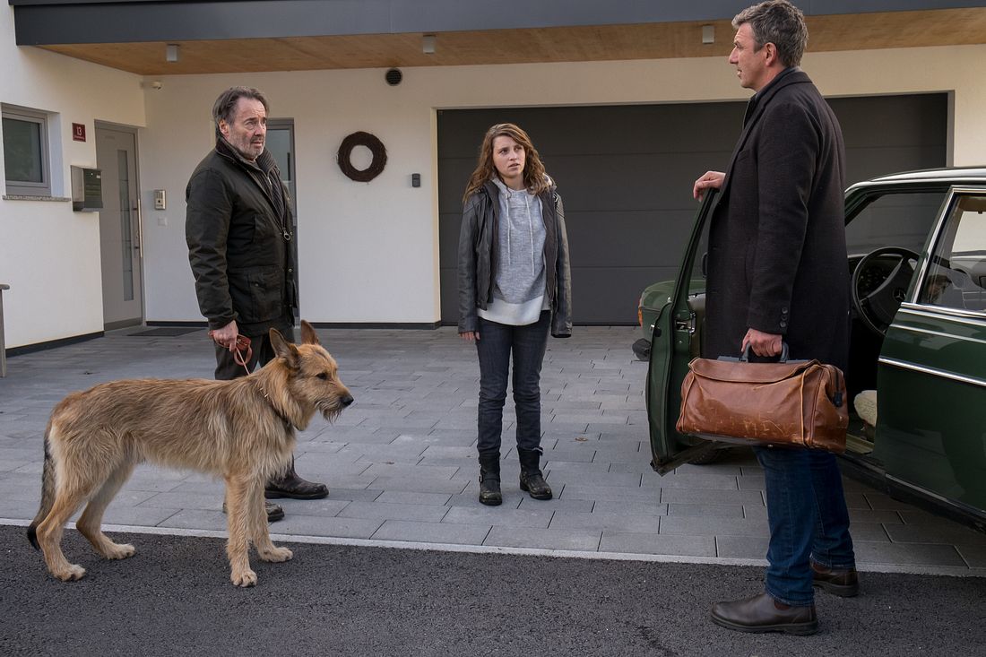 Johann Eichholz (Uwe Kockisch) im Gespräch mit Nachbarin Maja Körner (Janina Fautz) und Bergdoktor Martin Gruber (Hans Sigl). Johann Eichholz (Uwe Kockisch) im Gespräch mit Nachbarin Maja Körner (Janina Fautz) und Bergdoktor Martin Gruber (Hans Sigl).