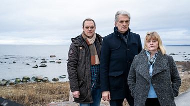 Die Ermittler Thomas (Andy Gätjen), Robert (Walter Sittler), Ewa (Inger Nilsson). - Foto: ZDF / Marion von der Mehden