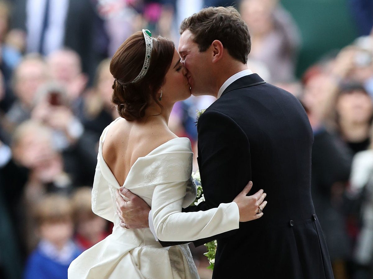 Hochzeit von Prinzessin Eugenie: Das Paar küsst sich