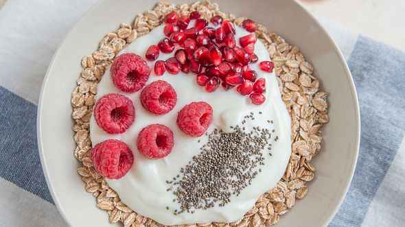Abnehm-Joghurt mit Chiasamen, Granatapfelkernen und Gerstenflocken - Foto: A_Lein / iStock