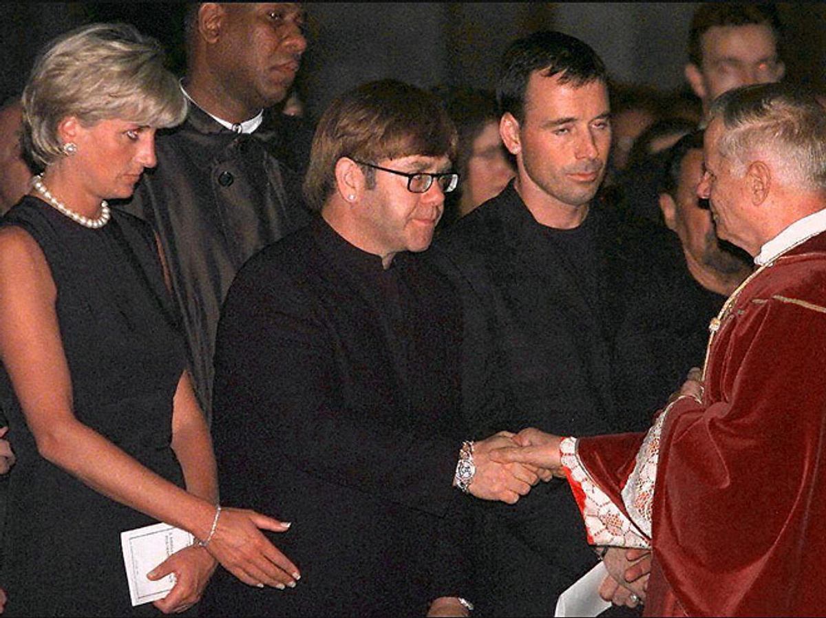 Elton John und Diana bei der Beerdigung von Gianni Versace. 