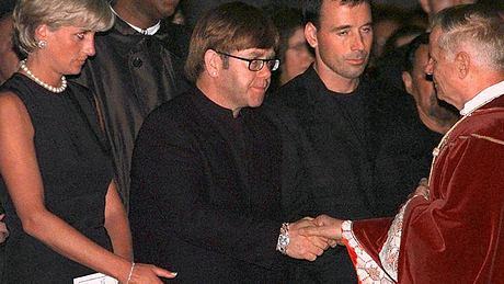 Elton John und Diana bei der Beerdigung von Gianni Versace.  - Foto: GERARD JULIEN/AFP/Getty Images