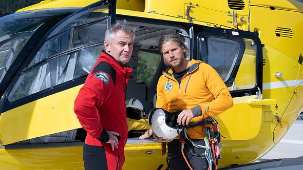 Die Bergretter Markus und Mich warten auf ihren Einsatz.  - Foto:  ZDF und Stephanie Kulbach