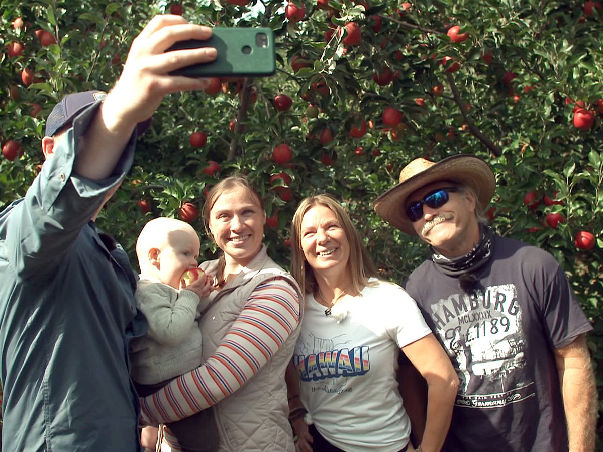 Manuel und Konny Reimann mit Tochter Janina, Enkel Charly und Schwiegersohn Coleman. 