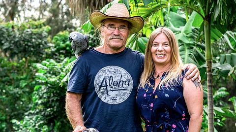 Manuela und Konny Reimann mit Hund Phoebe und Papagei Erwin. - Foto: RTL II