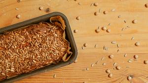 Selbst gebackenes Dinkelbrot. - Foto: triocean / iStock