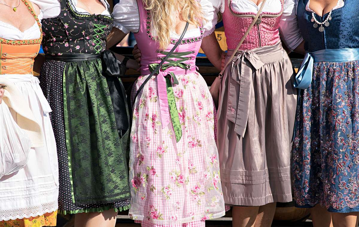 Frauen tragen Dirndl