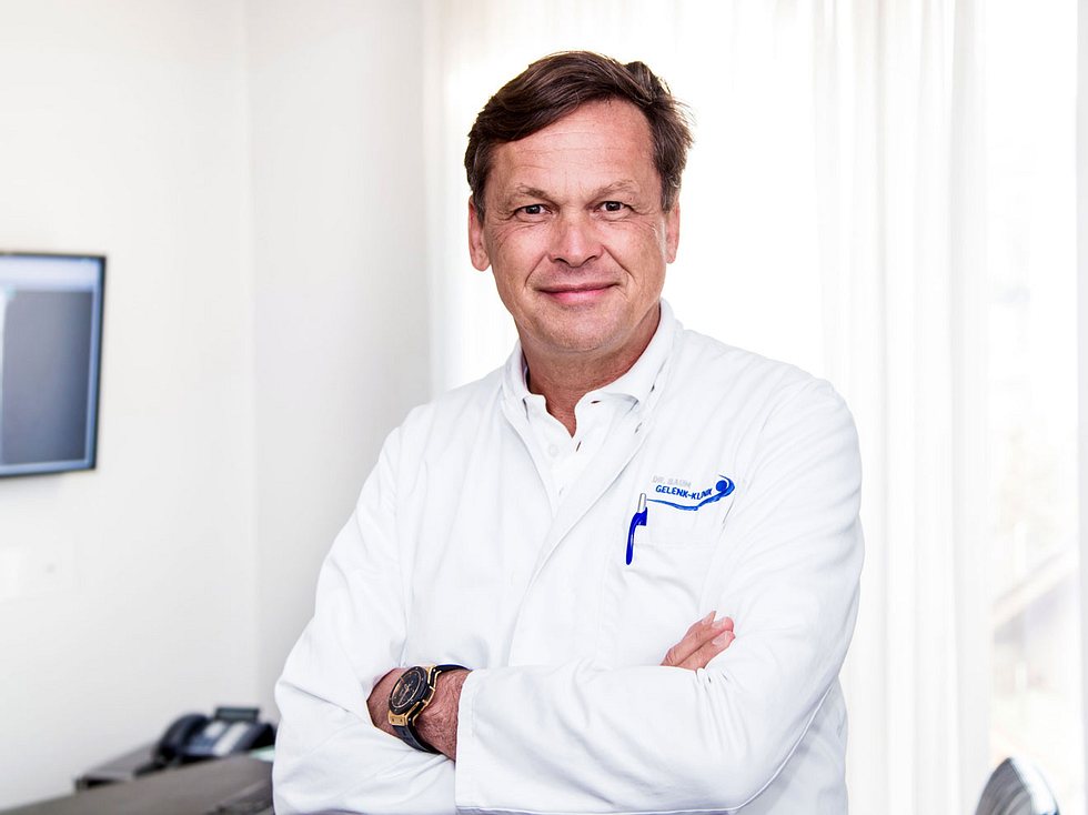 Dr. Peter Baum ist Facharzt für Sportmedizin und Orthopäde und ärztlicher
Direktor der Gelenk-Klinik Gundelfingen. Dr. Baum ist Facharzt unter anderem für Osteoporose-Patienten