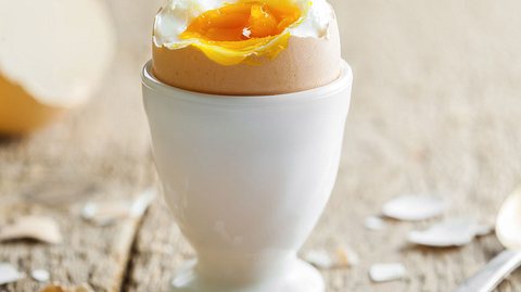 Gekochtes Ei im Eierbecher.