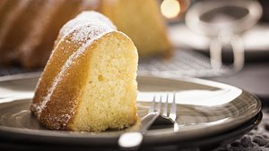 Das Rezept für saftigen Eierlikörkuchen. - Foto: GMVozd / iStock