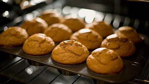 Eierlikör Muffins: Rezept mit oder ohne Füllung, Schokolade und Obst - Foto: Getty Images / Lara Hata