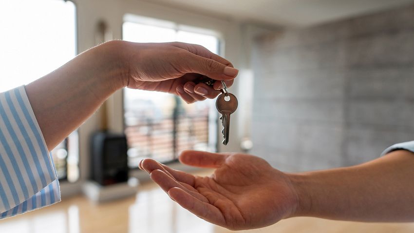 Der Schock ist groß, wenn die Mieter wegen Eigenbedarf die Wohnung kündigen. - Foto: iStock/Hispanolistic