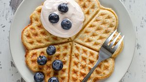 Waffeln werden mit diesem einfachen Rezept besonders fluffig. - Foto: PoisonedHeart / iStock