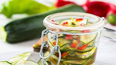 Rezept für eingelegte Zucchini - Foto: istetiana / iStock