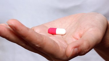 Was Sie bei der Einnahme von großen Tabletten beachten sollten. - Foto: Canonzoom / iStock