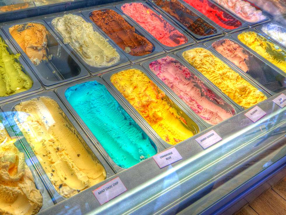Beim Eis essen gehen sollten Sie auf die Farbe der Eiscreme achten.