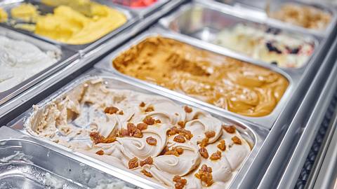Wenn Sie hochwertiges Eis essen möchten, sollten Sie bei der Wahl der Eisdiele auf einige Dinge achten. - Foto: iStock / Malkovstock