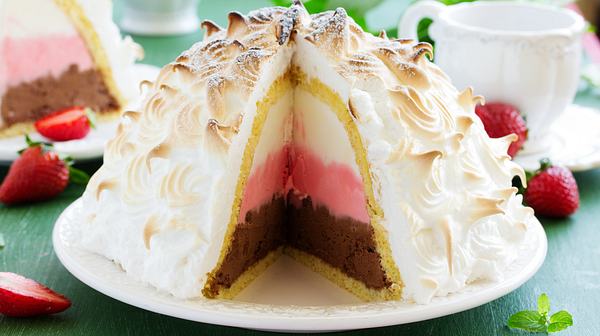 Eisbombe mit Baiserhaube  - Foto: s:Lesyy/iStock