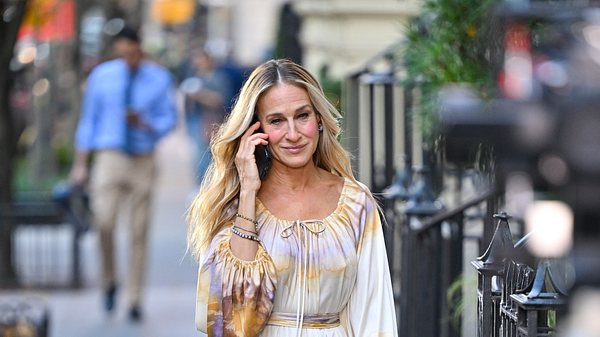 Sarah Jessica Parker trägt ein elegantes Kleid für Frauen ab 50 - Foto: Getty Images / James Devaney / Kontributor