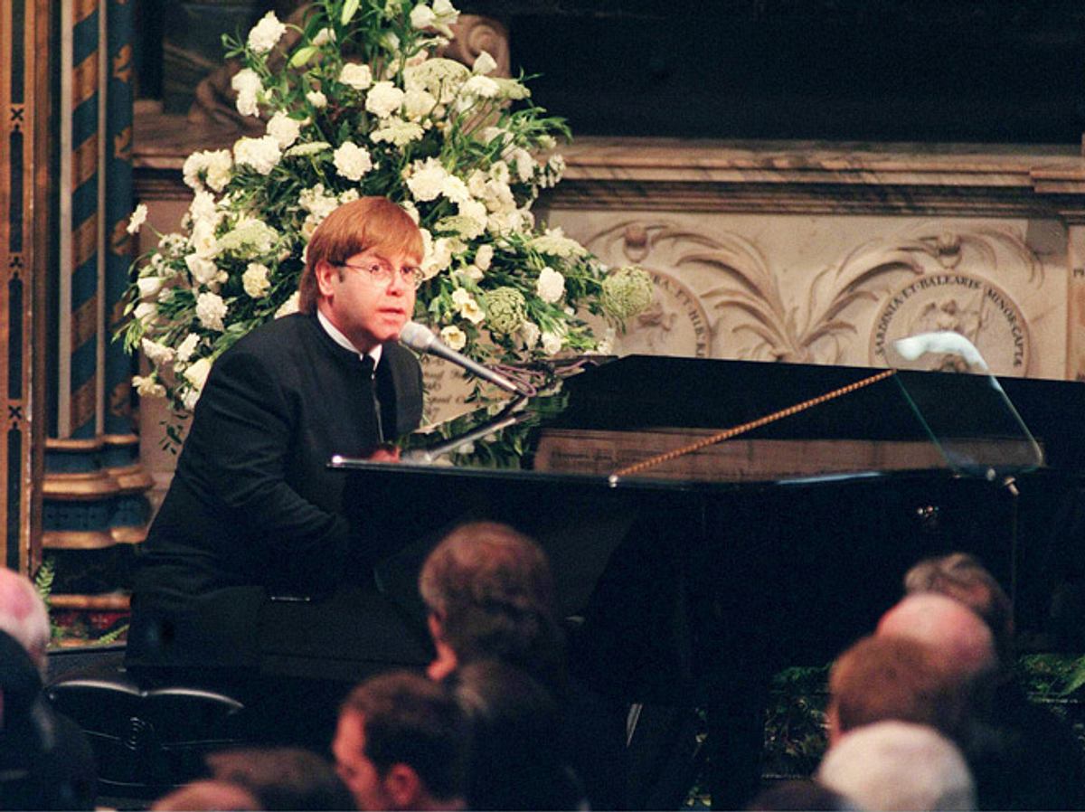 Elton John singt bei der Beerdigung von Prinzessin Diana 1997.