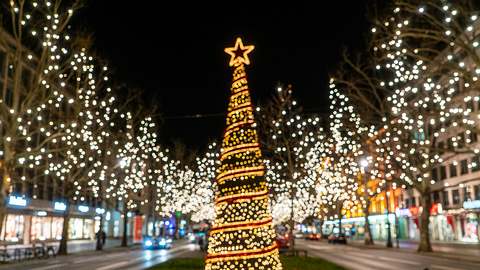 Weihnachtsbeleuchtung in Berlin.  - Foto: ozgurdonmaz / iStock