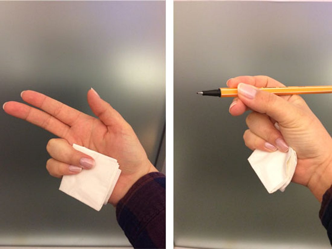 Mithilfe eines Taschentuchs können Sie Ihrem Enkel eine kleine Hilfe geben,
damit er lernt, wie man einen Stift richtig hält. Ein Taschentuch zum Schreibenlernen umfunktionieren.