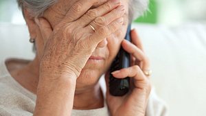 Enkeltrickbetrug am Telefon - Foto: svetikd/iStock