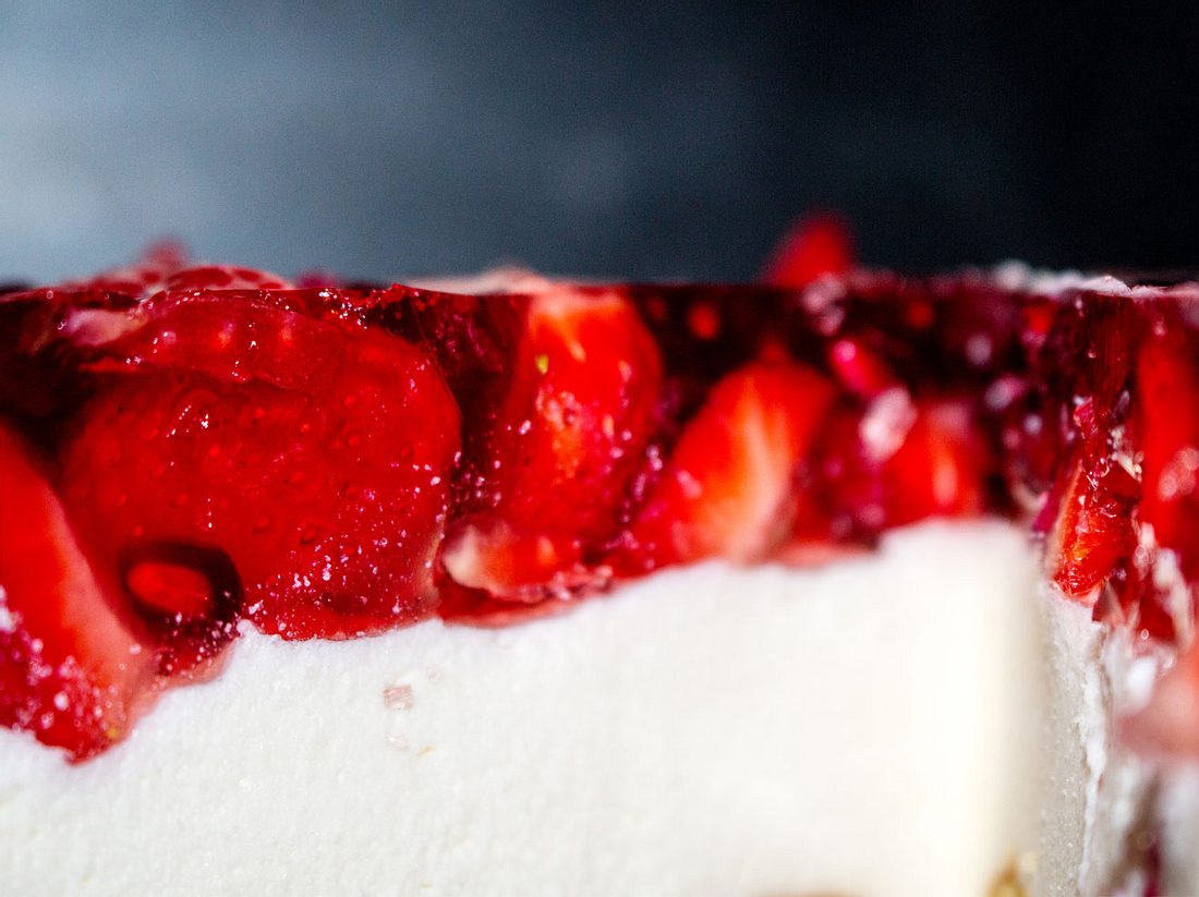 Die Joghurtcreme und das Erdbeertopping passen perfekt zusammen und machen den Kuchen herrlich frisch und fruchtig. Erdbeer-Joghurt-Torte