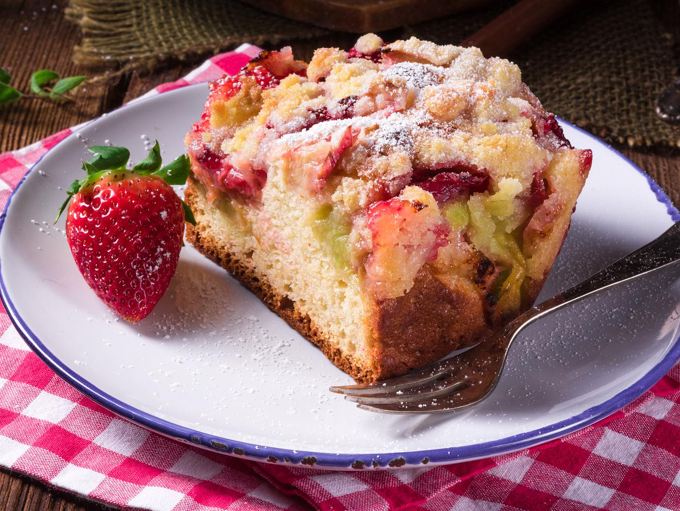 Ein echter Klassiker: Erdbeer-Rhabarber-Kuchen mit Streuseln vom Blech.