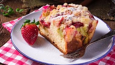 Ein echter Klassiker: Erdbeer-Rhabarber-Kuchen mit Streuseln. - Foto: iStock/ Dar1930
