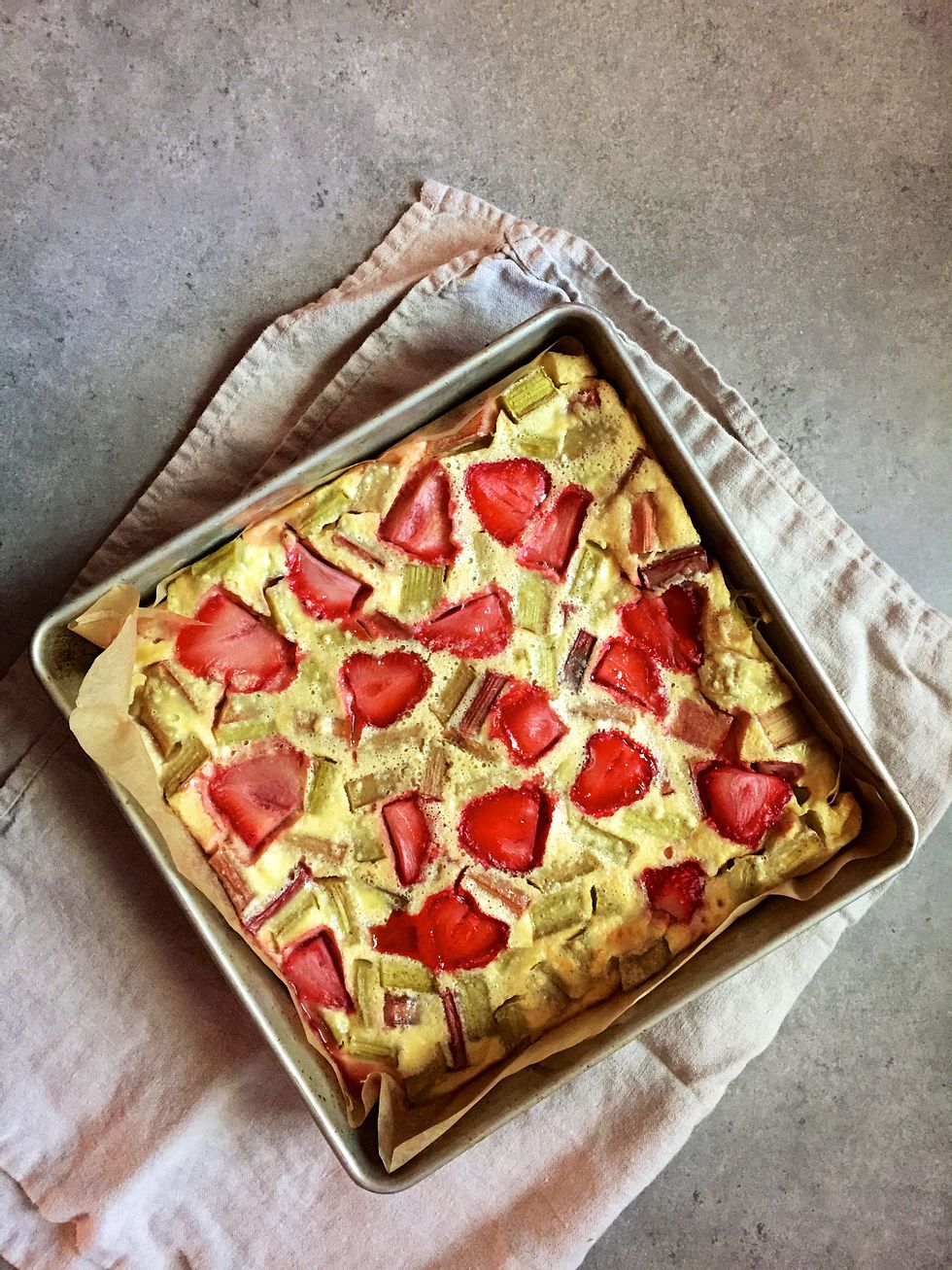Erdbeer-Rhabarber-Blechkuchen mit Pudding. 