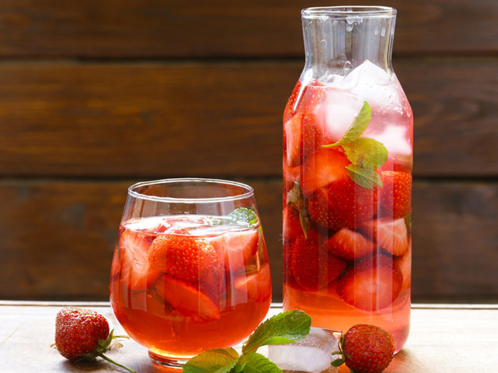 Erdbeerbowle: Das klassische Rezept für den Sommer | Liebenswert Magazin
