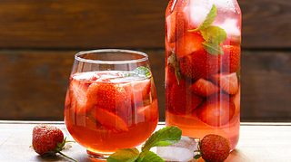 Erdbeerbowle: Das Rezept für Ihre Gartenparty - Foto: Olgakr / iStock
