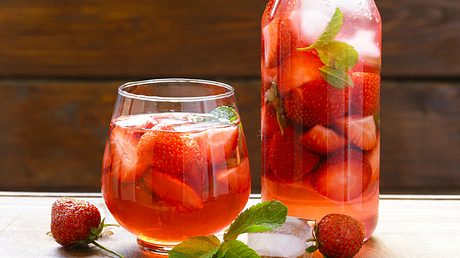 Erdbeerbowle: Das Rezept für Ihre Gartenparty - Foto: Olgakr / iStock